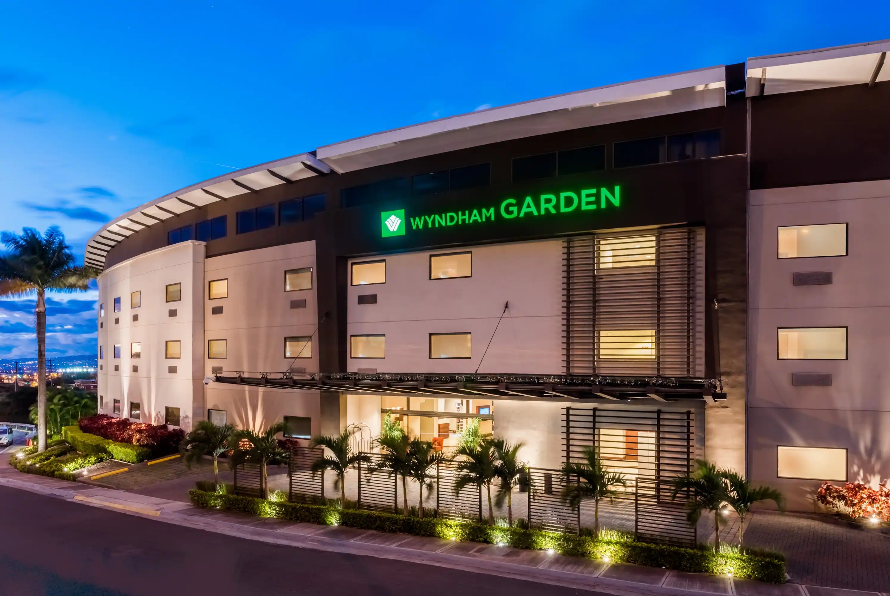 Fachada del Wyndham Garden San José Escazú
